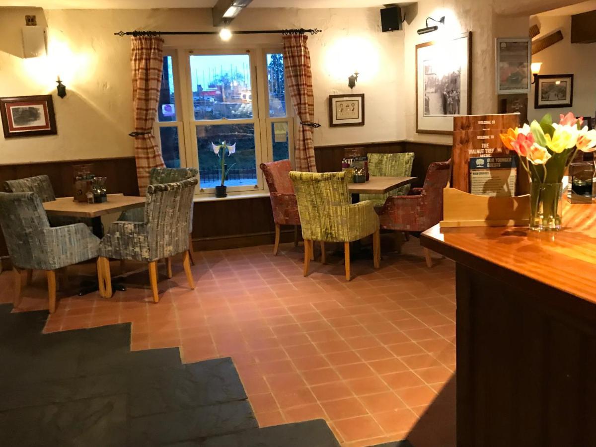 The Walnut Tree Inn Mere Mere  Exteriör bild